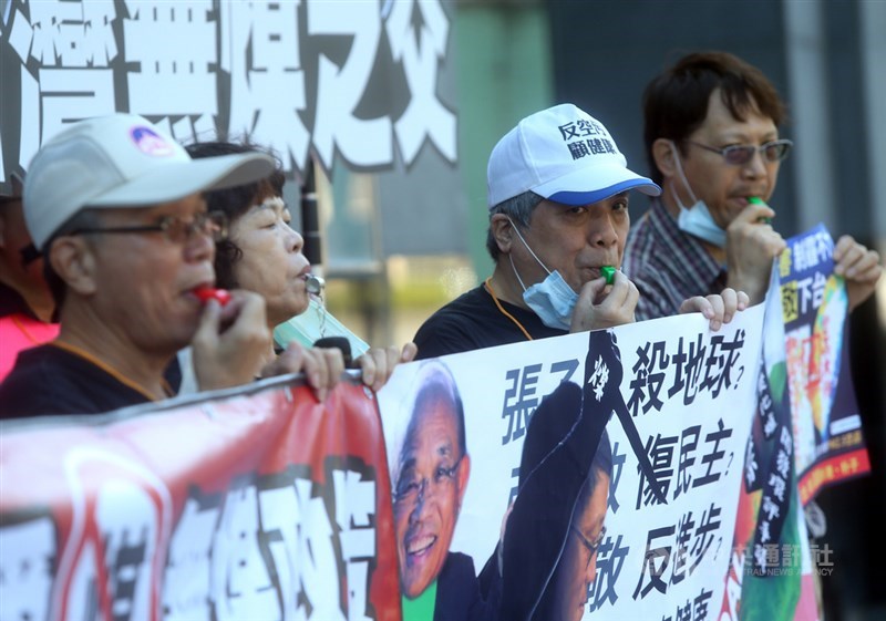 台灣健康空氣行動聯盟22日在環保署舉辦記者會,批評環保署長張子敬「毫無擔當」應下台,並以各式吹哨聲代表「吹促」,要求環保署不要再漠視空污殘害中南部老弱兒童。中央社記者鄭傑文攝 109年11月22日
