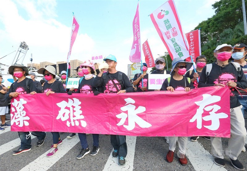 工運指標活動「秋鬥」22日下午在凱道舉行,遊行隊伍分為三大隊,包含第一大隊食安、勞工,第二大隊環保、教育以及第三大隊土地及言論自由。環保團體參與遊行,拉布條表達訴求。中央社記者郭日曉攝 109年11月22日