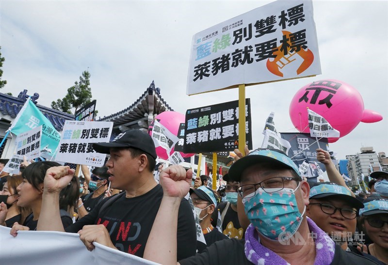 「秋鬥」遊行22日登場,對於含萊克多巴胺的美豬即將開放進口,台灣民眾黨參與遊行提兩大訴求,就是要「源頭管理、明白標示」。中央社記者郭日曉攝 109年11月22日