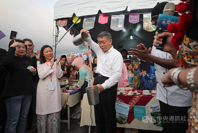 台北市民政局22日在成美左岸河濱公園彩虹橋畔舉辦2020台北水燈節,東南亞等5國駐台辦事處在場設攤,台北市長柯文哲(中)、副市長黃珊珊(左)出席逛攤位,體驗異國文化。中央社記者裴禛攝 109年11月22日