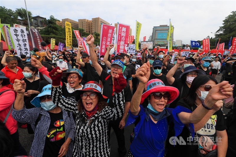 工運指標活動「秋鬥」22日登場,遊行隊伍將分為三大隊並表達「反毒豬、反雙標、反黨國」訴求。凱達格蘭大道聚集大批民眾力挺台灣豬。中央社記者吳家昇攝 109年11月22日
