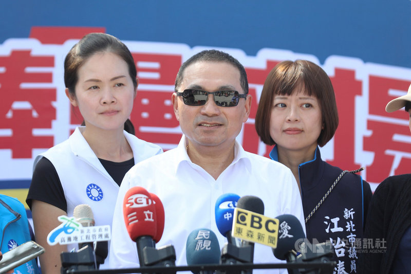 「秋鬥」遊行22日下午登場,新北市長侯友宜(中)表示,對於萊豬(含萊克多巴胺豬肉)影響健康的疑慮完全沒有消失,將會到場與市民及國人站在一起,對萊豬進口表達反對。中央社記者王鴻國攝 109年11月22日