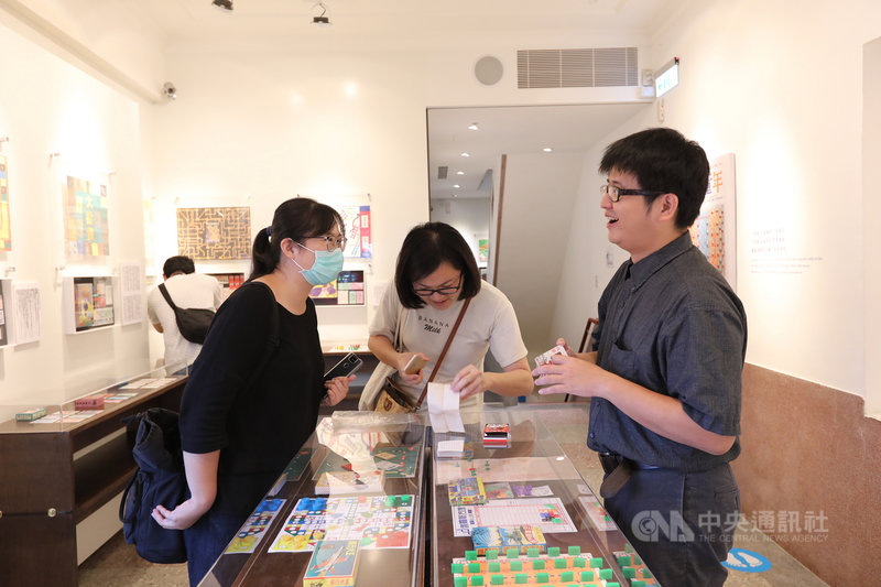 迪化207博物館舉辦「玩舊童年」桌遊特展,藉「大富翁遊戲」、「李表哥遊戲」等桌遊走進時光隧道,民眾可以嘗試回味沒有電視、電腦與手機的生活。(迪化207博物館提供)中央社記者鄭景雯傳真 109年11月22日