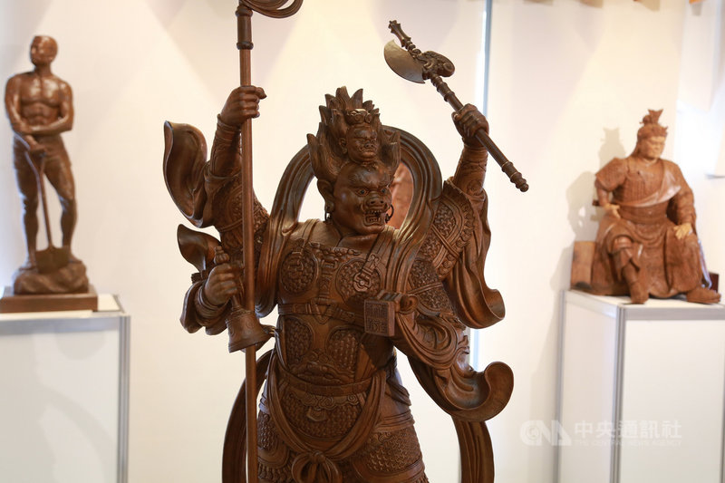台南市木雕藝師陳啓村獲文化部國家工藝成就獎肯定,他說,將捐贈作品給工藝中心典藏,並把獎金捐贈給家扶中心、門諾醫院及其他需要援助的單位,用來回饋社會。圖為陳啓村作品。(台南市政府提供)中央社記者楊思瑞台南傳真 109年11月22日