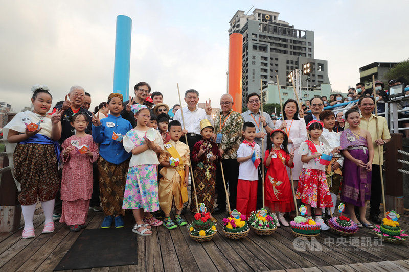 台北市民政局22日在成美左岸河濱公園彩虹橋畔舉辦2020台北水燈節,邀請越南、泰國、菲律賓、馬來西亞、印尼等駐台辦事處代表出席與會,與台北市長柯文哲(二排中著白衣者)一同放水燈,歡迎市民體驗異國文化。中央社記者裴禛攝 109年11月22日
