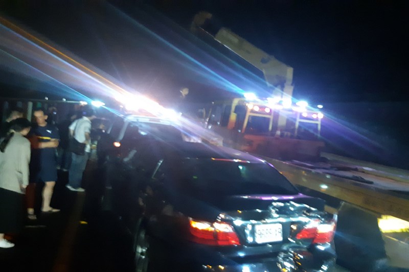 國道3號北上台南新化路段22日晚間發生6部車輛追撞事故,消防人員到場發現2名傷者,一名男子受傷但意識清楚,另一名受困在車內的男子被救出時心肺功能喪失,兩人皆送醫。(讀者提供)中央社記者楊思瑞台南傳真 109年11月22日