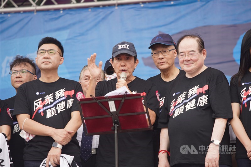 工運指標活動「秋鬥」22日登場,前總統馬英九(前左2)與國民黨主席江啟臣(前左)、前主席吳敦義(右2)等人參與遊行,馬英九在出發前致詞。中央社記者徐肇昌攝 109年11月22日