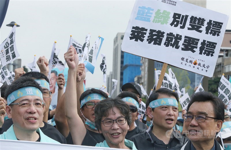 「秋鬥」遊行22日登場,台灣民眾黨立委蔡壁如(前中)到場參與,並帶領民眾喊口號「藍綠別雙標,萊豬就要標」。中央社記者郭日曉攝 109年11月22日