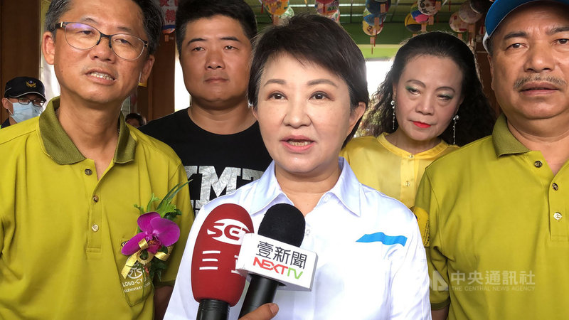 因台中捷運綠線發生異常暫停試營運,原本要北上參加「秋鬥」遊行的台中市長盧秀燕(前中)22日受訪時表示,已取消北上行程,將坐鎮台中,改善及解決中捷異常問題。(台中市政府提供)中央社記者郝雪卿傳真 109年11月22日
