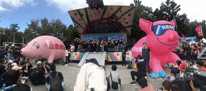 工運指標活動「秋鬥」22日登場,國民黨全力動員參加響應,訴求「反萊豬、護食安」。中央社記者徐肇昌攝 109年11月22日