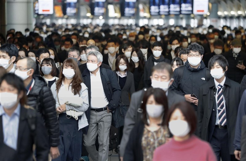 日本壯年男性自殺人數持續增加,致力自殺防治的非營利組織人士研判,這種情況可能跟疫情影響有關。圖為東京JR品川站通勤民眾戴口罩防疫。(共同社)