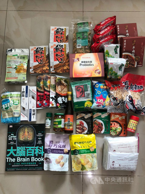武漢肺炎疫情下,由於一出境就回不了菲律賓,在菲台灣人海運台灣產品來菲需求大增,尤其是口罩、保健食品、台灣食物等最受青睞。(旅菲台灣民眾提供)中央社記者陳妍君馬尼拉傳真 109年11月22日