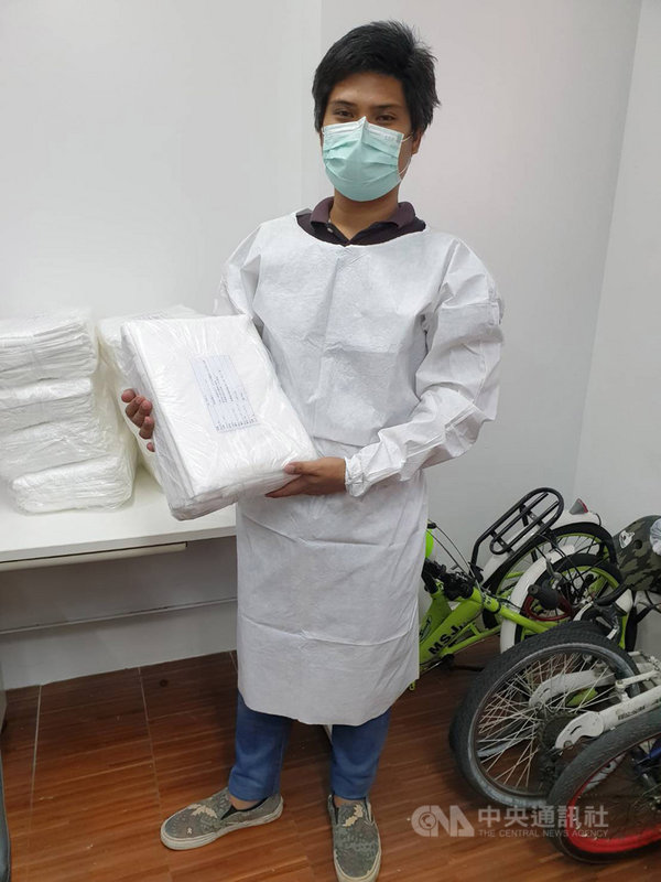 菲律賓武漢肺炎疫情嚴峻,家扶基金會從台灣寄來廠商捐贈的100件隔離衣,捐給菲國衛生所使用。(菲律賓家扶中心提供)中央社記者陳妍君馬尼拉傳真 109年11月22日