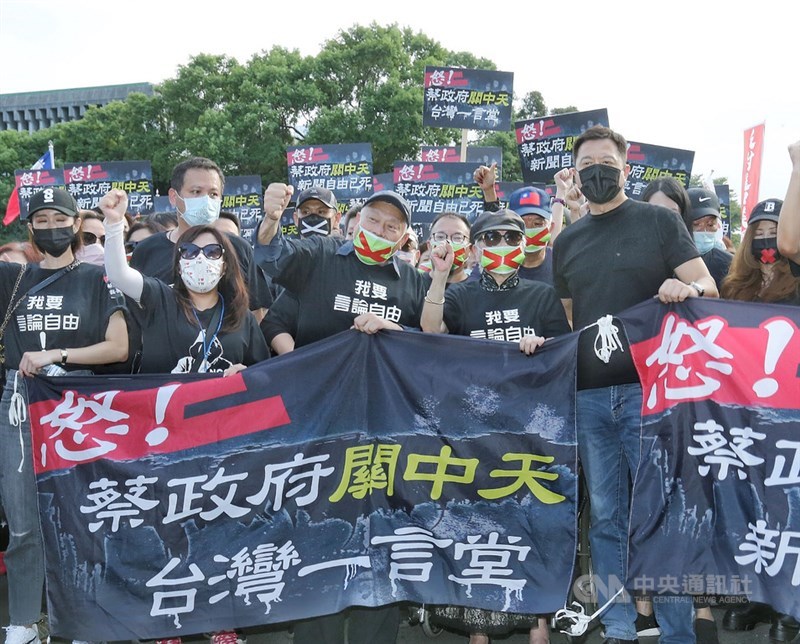 工運活動「秋鬥」22日下午登場,訴求「反毒豬、反雙標、反黨國」,旺中集團董事長蔡衍明(前左3)也穿著「我要言論自由」的衣服上街表達訴求。中央社記者郭日曉攝 109年11月22日