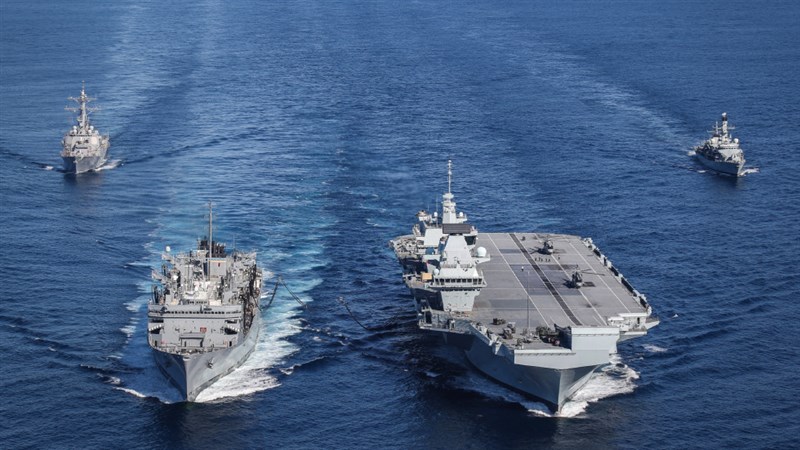 英國首相強生19日宣布,伊麗莎白女王號(右2)航空母艦2021年將率領英國與盟邦組成的特遣艦隊,執行20年來規模最大的部署任務,範圍涵蓋地中海、印度洋及東亞。(圖取自英國皇家海軍網頁royalnavy.mod.uk)