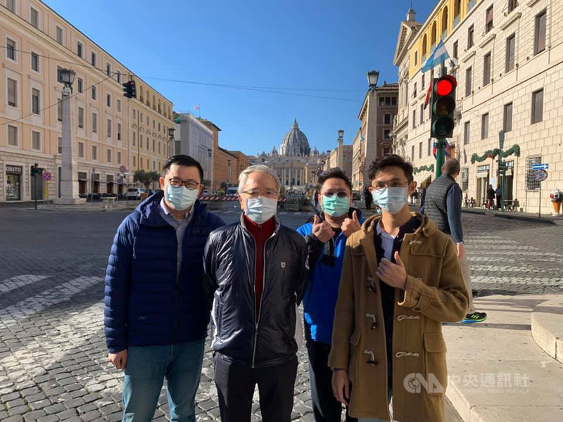 蔡旻佑(左1)、林峻輝(右1)、邱騰毅(右2)到教廷打造生技農場。駐教廷大使李世明(左2)肯定台灣青年讓世界看見台灣。(駐教廷大使館提供)中央社記者黃雅詩羅馬傳真 109年11月23日