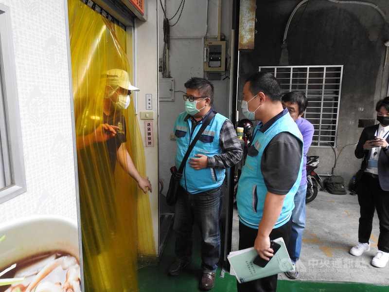 皇家傳承牛肉麵近來遭檢舉設地下工廠生產調理包，新北市政府23日派員進行聯合稽查。中央社記者王鴻國攝　109年11月23日