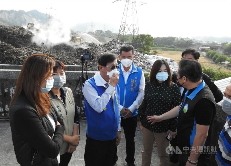 南投縣草屯鎮垃圾轉運暫置場20日凌晨起火燃燒,明火已熄滅,持續灌水降溫,南投縣長林明溱(左3)23日慰勞救災人員,並呼籲中央加速協調垃圾去化地點,儘早外運妥善處理。中央社記者蕭博陽南投縣攝 109年11月23日
