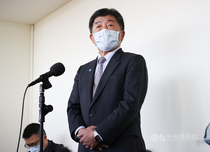 工運「秋鬥」宣稱數萬人上街反萊克多巴胺美豬,且反萊豬連署破14萬人。衛福部長陳時中(前)23日在立法院受訪表示,尊重多元民意展現,但美豬不等於萊豬,萊豬不等於毒豬,政府會做好把關。中央社記者謝佳璋攝 109年11月23日