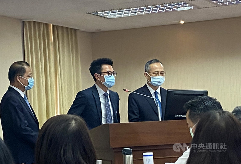 警政署長陳家欽(右)23日答詢時指出,一般假訊息偵辦,一定要有被害人或受害機關澄清、報案。左為刑事局長黃明昭。中央社記者黃麗芸攝 109年11月23日