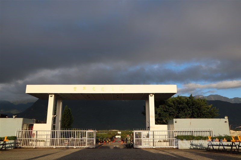 空軍F-16戰機與駕駛飛官蔣正志上校17日在花蓮外海失聯,人機尚未尋獲,22日晚間花蓮基地黃姓士官長在寢室內自我傷害,隨即送國軍花蓮總醫院急救,仍宣告不治。中央社記者李先鳳攝 109年11月22日