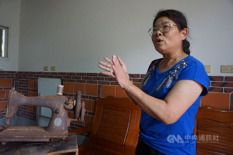 金門縣榜林村許家媳婦李金環（圖）望著阿嬤留下的古老針車說，阿嬤年輕時就是靠著這台針機為左鄰右舍縫補衣物，補貼家用，期望針車可以早日回復往日風華。中央社記者黃慧敏攝  109年11月23日