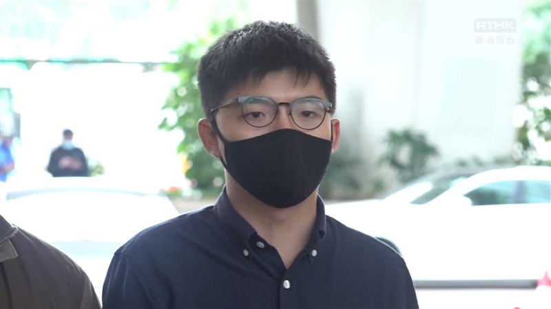 已解散的「香港眾志」前骨幹黃之鋒23日出庭前對媒體說,雖然面對港區維護國家安全法的打壓和白色恐怖,但他們不會放棄。(圖取自facebook.com/RTHKVNEWS)