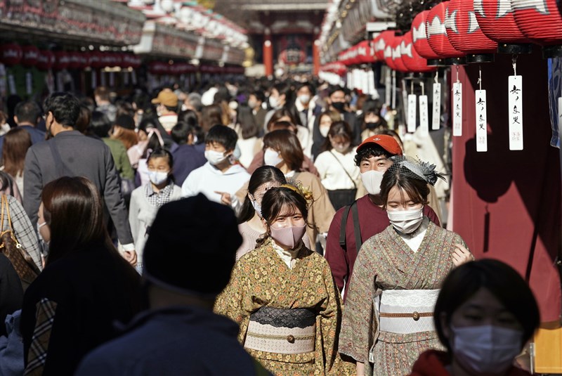 日本境內武漢肺炎疫情延燒,東京都23日新增314例確診病例,創週一新高紀錄。圖為東京連假人潮。(共同社)