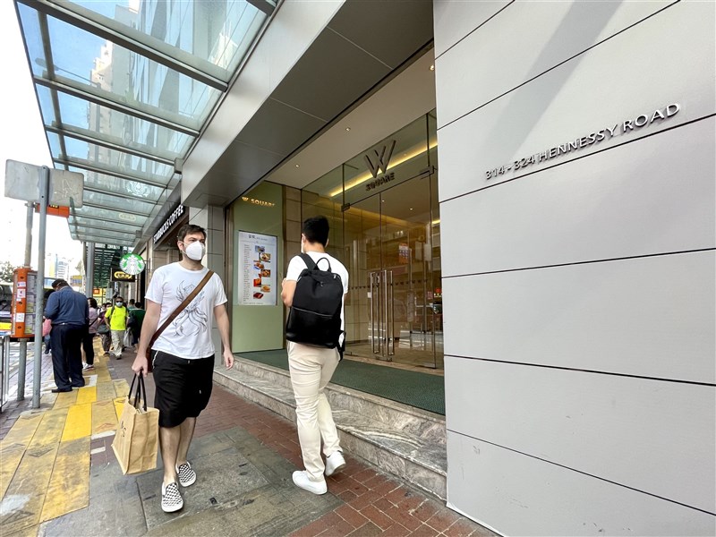 香港22日新增68例確診病例,其中61例為本土傳播,且大部分與多個跳舞場所有關。圖為港府指為須加強檢疫的跳舞場所之一。(中新社)