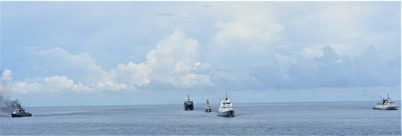 為遏阻中國侵略,印度海軍甫結束與美國、日本、澳洲的馬拉巴爾演習,23日起再和新加坡海軍聯合軍演。圖為印度海軍21日與新加坡、泰國的軍演。(圖取自twitter.com/indiannavy)