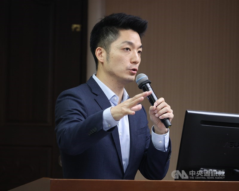 國民黨立委蔣萬安23日在立法院社會福利及衛生環境委員會質詢時表示,根據憲法規定,人民有遷徙自由,釋字第558號也說,人民為構成國家要素之一,國家不得將國民排斥於國家疆域之外;指揮中心規定要入境的國人需提出武漢肺炎核酸檢驗陰性證明,有違憲疑慮。中央社記者謝佳璋攝 109年11月23日