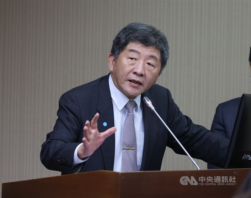 秋冬防疫專案將要求入境台灣提出武漢肺炎核酸檢驗陰性證明,國民黨立委蔣萬安質疑違憲。衛福部長陳時中(圖)23日表示,因應國際疫情嚴峻,擔憂防疫破口,「不得已才做決定」。中央社記者謝佳璋攝 109年11月23日