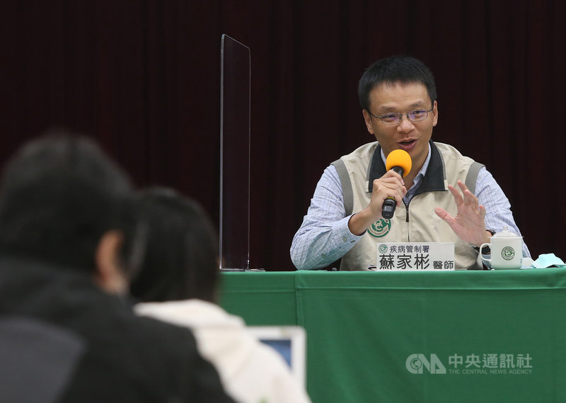 疾管署預防醫學辦公室防疫醫師蘇家彬(後)24日表示,目前65歲以上長者、學齡前幼兒等高危險族群的流感疫苗接種率已達目標接種率8至9成,因此自12月1日起,恢復50至64歲無高風險慢性病成人公費流感疫苗接種作業,仍約有20多萬劑可供接種。中央社記者鄭傑文攝 109年11月24日