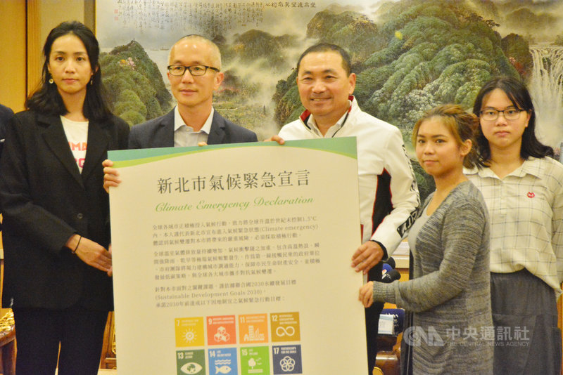 新北市長侯友宜(右3)24日在綠色和平基金會東亞分部執行總監施鵬翔(左2)、台灣青年氣候聯盟代表陳姵頤(右2)等見證下,正式簽署「氣候緊急宣言」。中央社記者黃旭昇新北市攝 109年11月24日