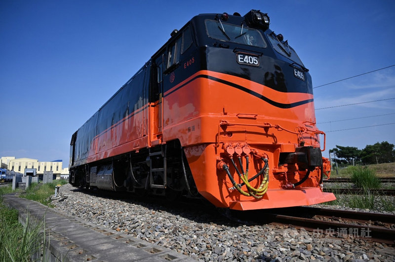 台鐵首列以美學打造的觀光列車「鳴日號」由雄獅旅行社取得經營權,將正式營運,雄獅24日公布首發行程,旅客12月31日晚上11時50分在火車上跨年,分別從南港、台中發車,兩列「鳴日號」到太麻里會合,欣賞民國110年元旦台灣第一道曙光。(雄獅旅遊提供)中央社記者汪淑芬傳真 109年11月24日