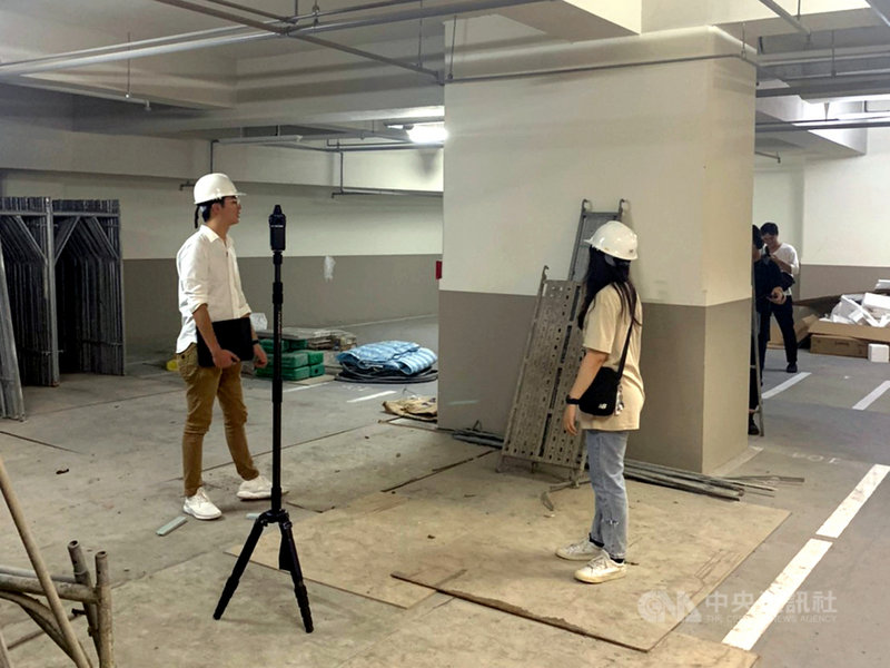 教育部青年署運用最新科技拍攝360度VR（虛擬實境）職場體驗系列影片，由職人黃家祥介紹空間設計師行業，穿梭辦公室、案場、毛胚屋工地等場景。（青年署提供）中央社記者許秩維傳真 109年11月25日