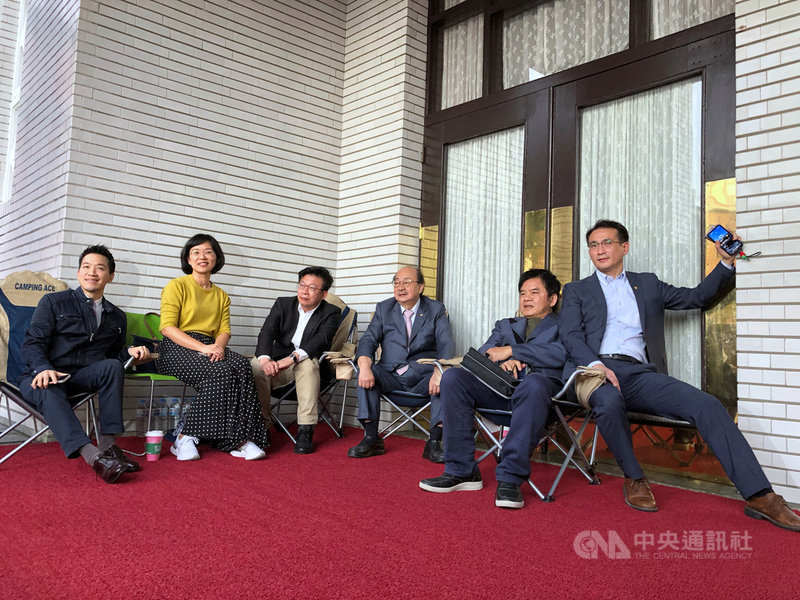 為讓立法院議事27日能夠順利進行，民進黨立院黨團總召柯建銘（右3）及立委鄭運鵬（右）、莊瑞雄（右2）、何志偉（左）、蘇巧慧（左2）等人提前2天，25日傍晚就到議場前排隊卡位。中央社記者王飛華攝　109年11月25日