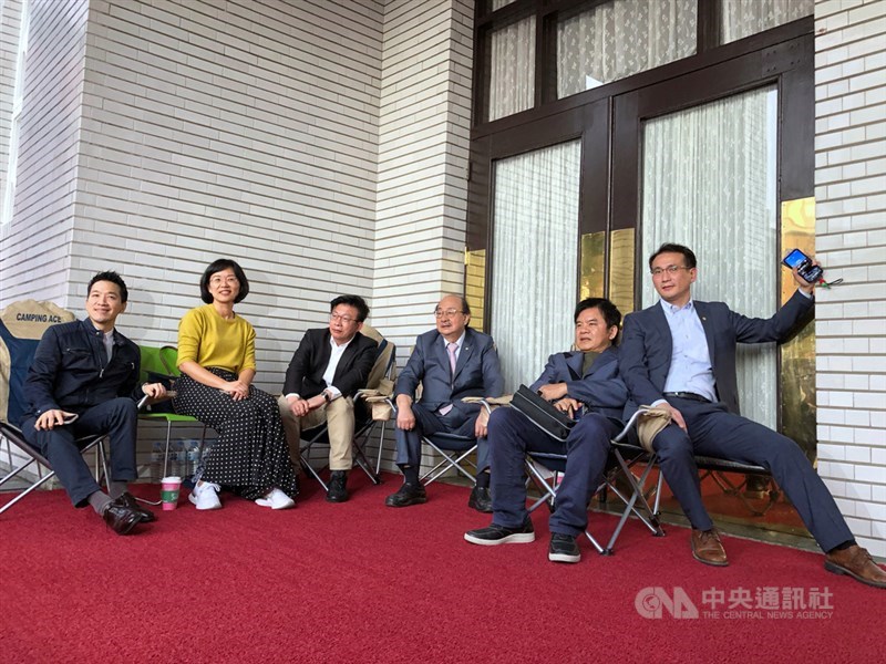 為讓立法院議事27日能夠順利進行,民進黨立院黨團總召柯建銘(右3)及立委鄭運鵬(右)、莊瑞雄(右2)、何志偉(左)、蘇巧慧(左2)等人提前2天,25日傍晚就到議場前排隊卡位。中央社記者王飛華攝 109年11月25日