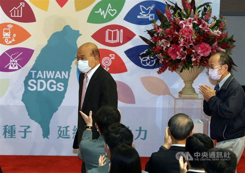 總統蔡英文25日表示，目前沒有內閣改組規畫，盼行政院長蘇貞昌（後左）繼續衝，也肯定內閣團隊努力有目共睹。圖為蘇貞昌下午出席「109年國家永續發展獎」頒獎典禮，引起媒體關注。中央社記者郭日曉攝 109年11月25日