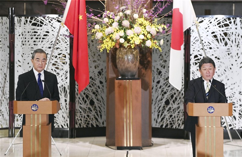 日本外相茂木敏充(右)5日與中國外交部長王毅(左)舉行電話會談時,表達對中國實施海警法等霸權行動深刻憂慮,強烈要求中國改善。圖為兩人於去年11月24日舉行會談。(共同社)