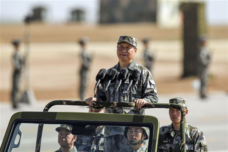 中共總書記習近平(中)25日表示,當前中國安全環境、軍事鬥爭態勢發生新變化,要求軍隊加快實現軍事訓練轉型升級。圖為2017年習近平在中共解放軍建軍90週年校閱軍隊。(中新社)