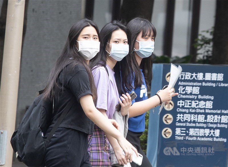 立法院會25日三讀修正通過民法部分條文等案,將民法成年年齡下修為18歲,並設緩衝期,定於民國112年1月1日施行。圖為四技二專統測考生。(中央社檔案照片)