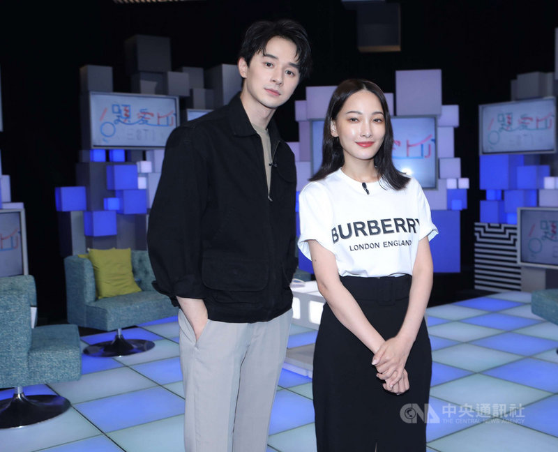 演員張軒睿(左)、林映唯(右)搭檔主演公視新創電影,一起上談話性節目為戲宣傳,兩人也打成一片、互相吐槽。(公視提供)中央社記者葉冠吟傳真 109年11月25日