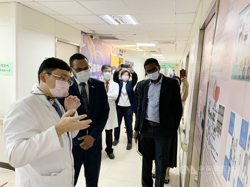 索馬利蘭駐台代表穆姆德(Mohamed Omar Hagi Mohamoud)(左2)26日參訪桃園療養院,聽取院方簡介。中央社記者葉臻攝 109年11月26日
