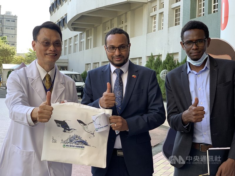 索馬利蘭駐台代表穆姆德(Mohamed Omar Hagi Mohamoud)(中)26日參訪桃園療養院,院長邱献章(左)致贈紀念品。中央社記者葉臻攝 109年11月26日