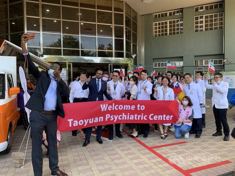 索馬利蘭駐台代表穆姆德(Mohamed Omar Hagi Mohamoud)(前左2)26日率團參訪桃園療養院,致詞時稱讚院方很慷慨好客,盼索國和台灣醫院之間的合作能更加活躍,並於行程結束後與院方團隊合影。中央社記者葉臻攝 109年11月26日