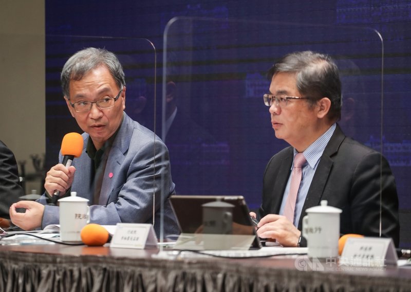 政府110年元旦起將開放萊豬進口。行政院祕書長李孟諺(右)、衛福部次長薛瑞元(左)26日在行政院會後記者會說明,衛福部提出赴美查廠、新增貨號、逐批查驗、清楚標示、嚴格稽查等5項機制。中央社記者裴禛攝 109年11月26日
