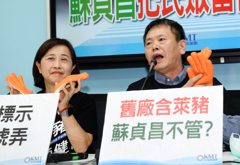 國民黨立院黨團總召林為洲(右)與書記長林奕華(左),26日表示,行政院宣布的萊豬5大機制並沒有解決問題,國民黨不會接受,並拿出手套強調,如果民進黨硬要輾壓,國民黨只好全力抵抗。中央社記者施宗暉攝 109年11月26日