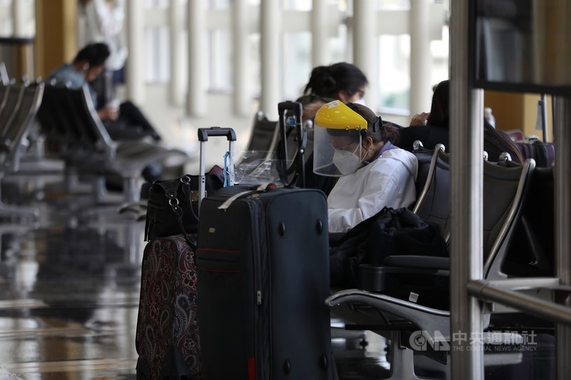 感恩節前夕,在鄰近美國華府的雷根國家機場,不少旅客選擇口罩配面罩全副武裝防疫。中央社記者徐薇婷華盛頓攝 109年11月26日