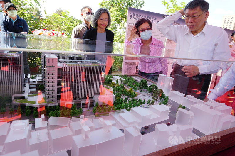 台北自來水事業處26日舉辦「公館配水池共構綜合大樓」工程動工典禮,市長柯文哲(前右)等人出席。中央社記者劉建邦攝 109年11月26日